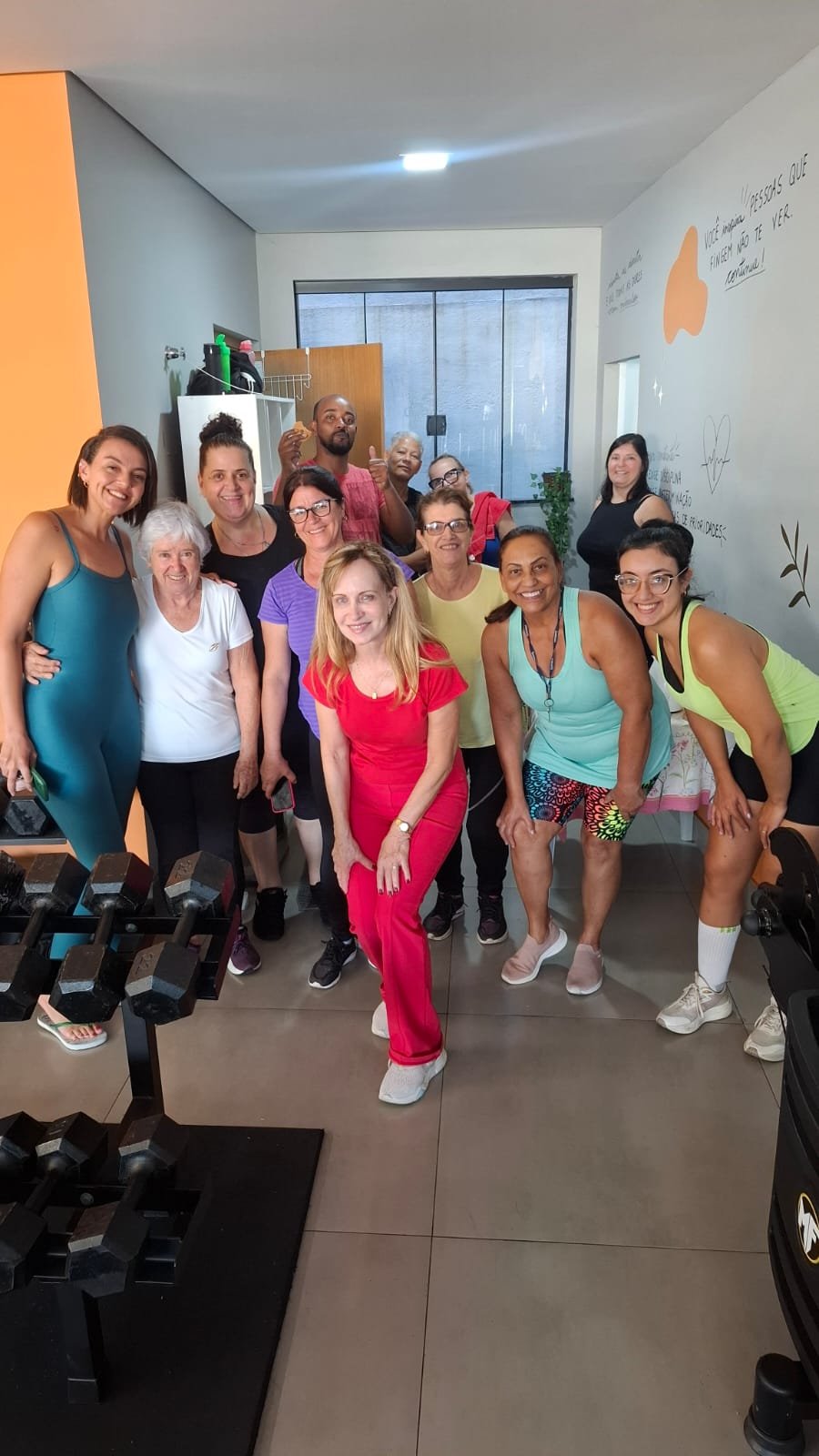 Grupo de alunas e alunos da RAYFIT GYM reunidos no salão de treino