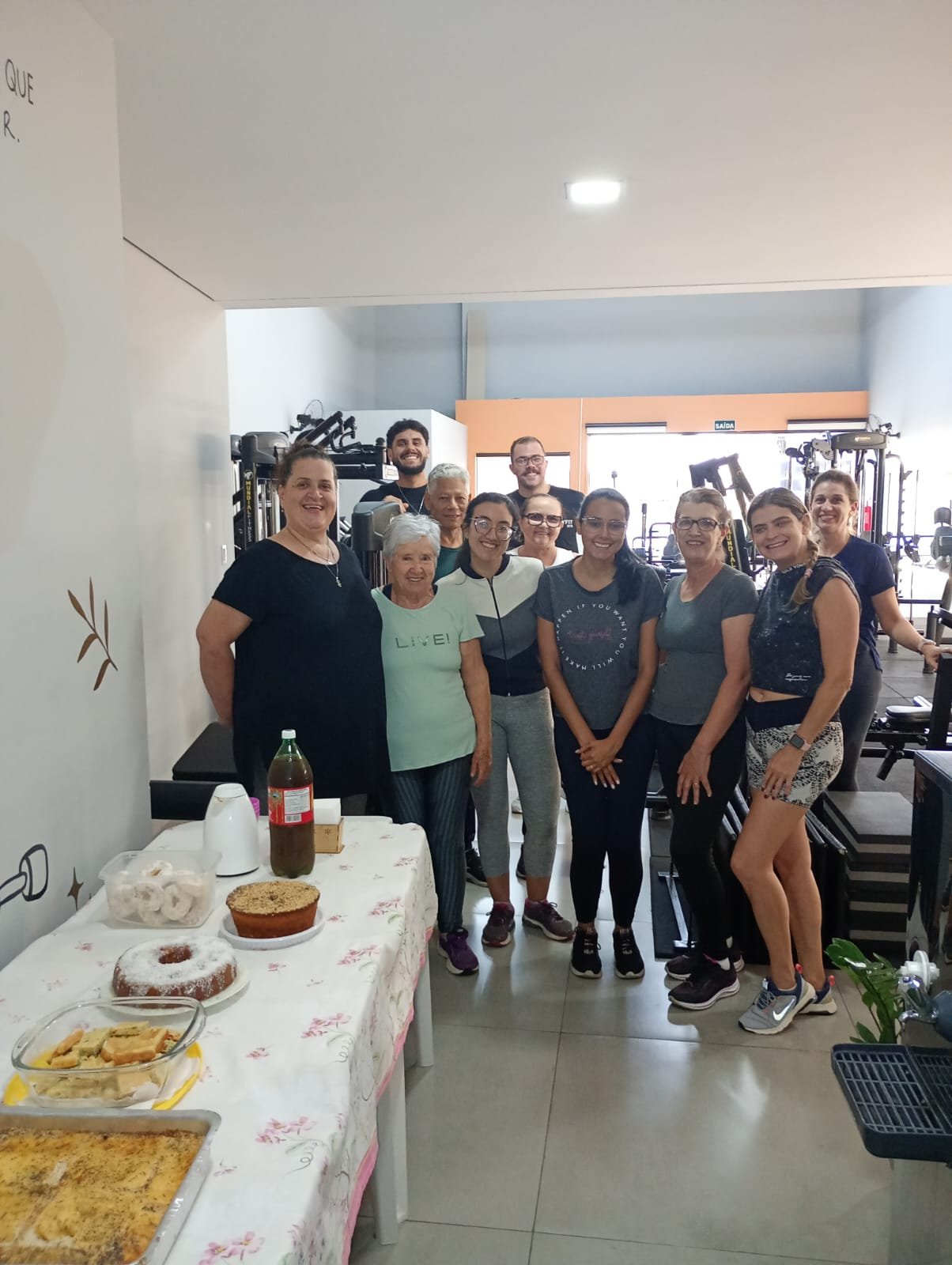 Alunos e instrutores da RAYFIT GYM reunidos em confraternização no salão de treino