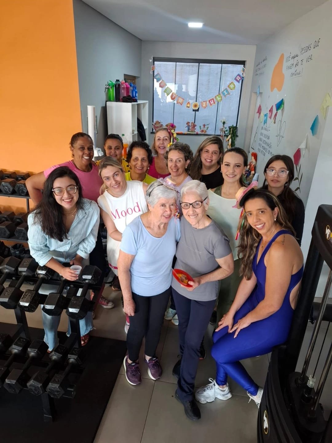 Alunas de diferentes idades reunidas em confraternização na RAYFIT GYM