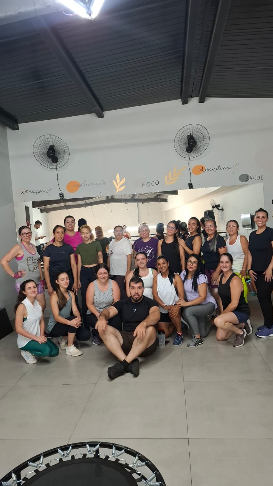 Aula de funcional em grupo na RAYFIT GYM, com mural de coragem, motivação, foco, disciplina e saúde ao fundo