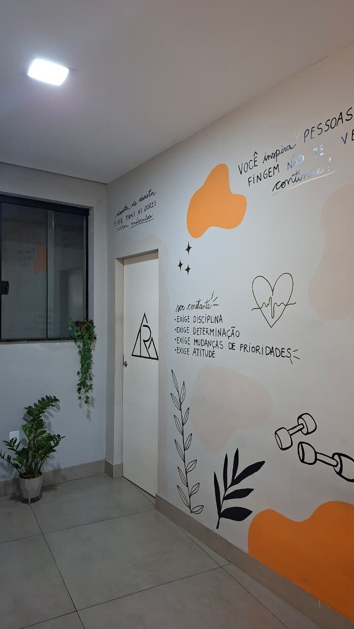 Corredor decorado da RAYFIT GYM