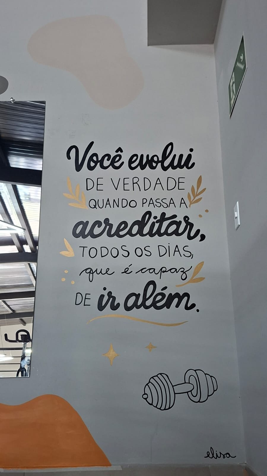 Mural motivacional pintado à mão na RAYFIT GYM
